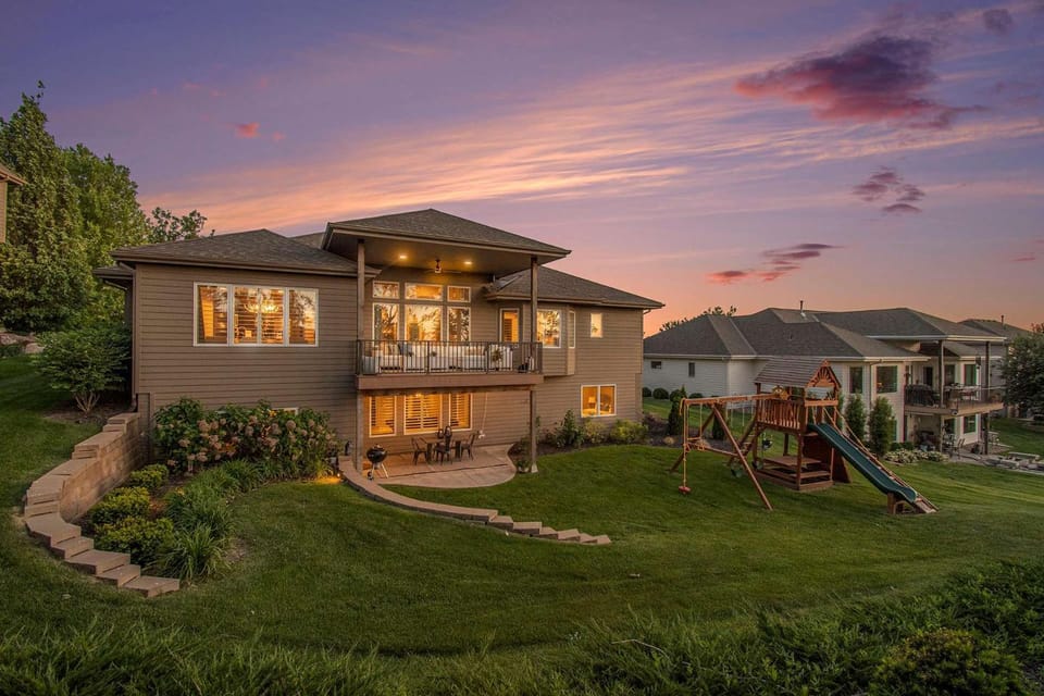 Luxury Stay with Golf Simulator and 3 King Bedrooms House in Omaha