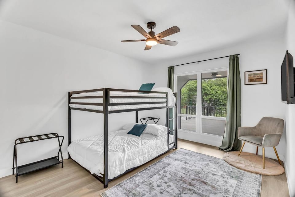 Bed, TV and multimedia, group of guests, bunk bed