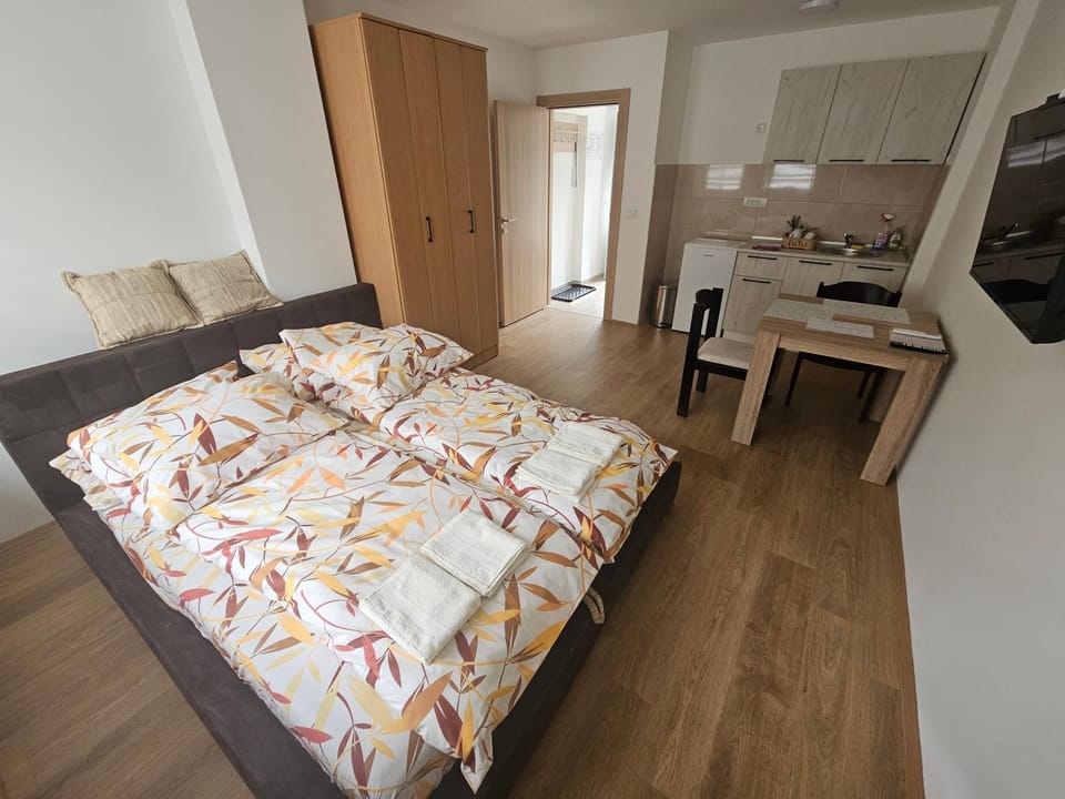 Bed, Kitchen or kitchenette, Photo of the whole room, Bedroom, wardrobe