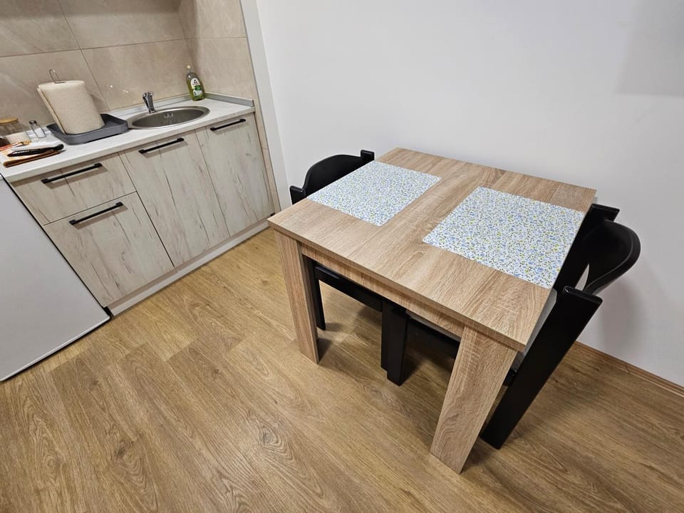 Kitchen or kitchenette, Dining area