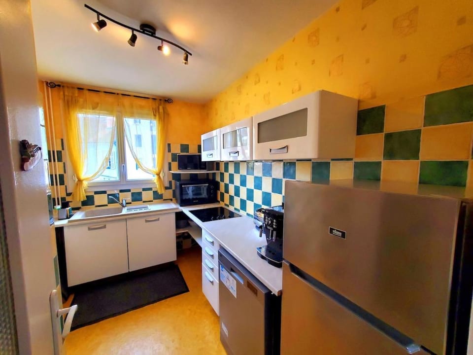 Coffee/tea facilities, dishwasher, microwave, oven, stove, toaster, kitchen