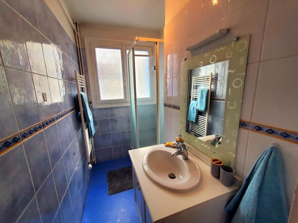 Shower, Bathroom, towels