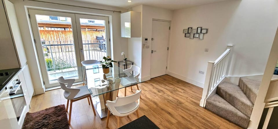 Kitchen or kitchenette, Seating area, Dining area