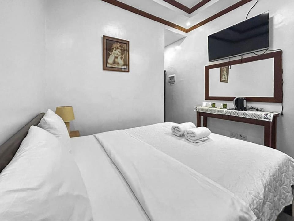 Bed, TV and multimedia, Bedroom