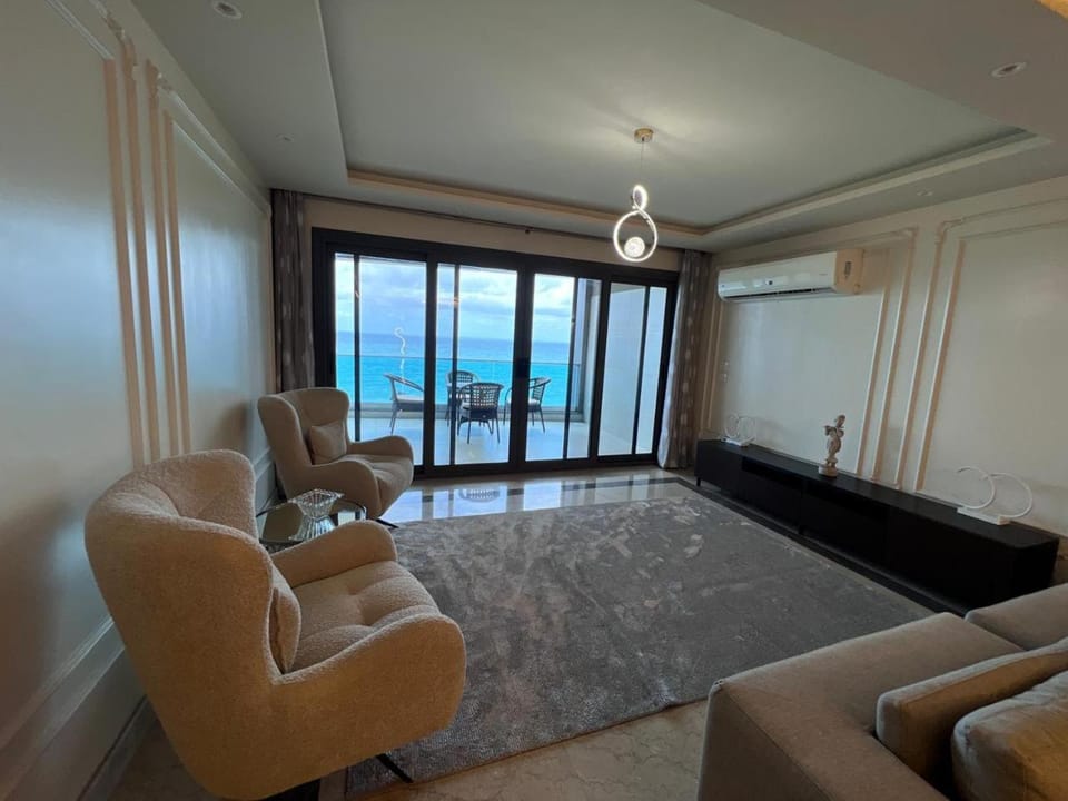 Natural landscape, TV and multimedia, Living room, Seating area
