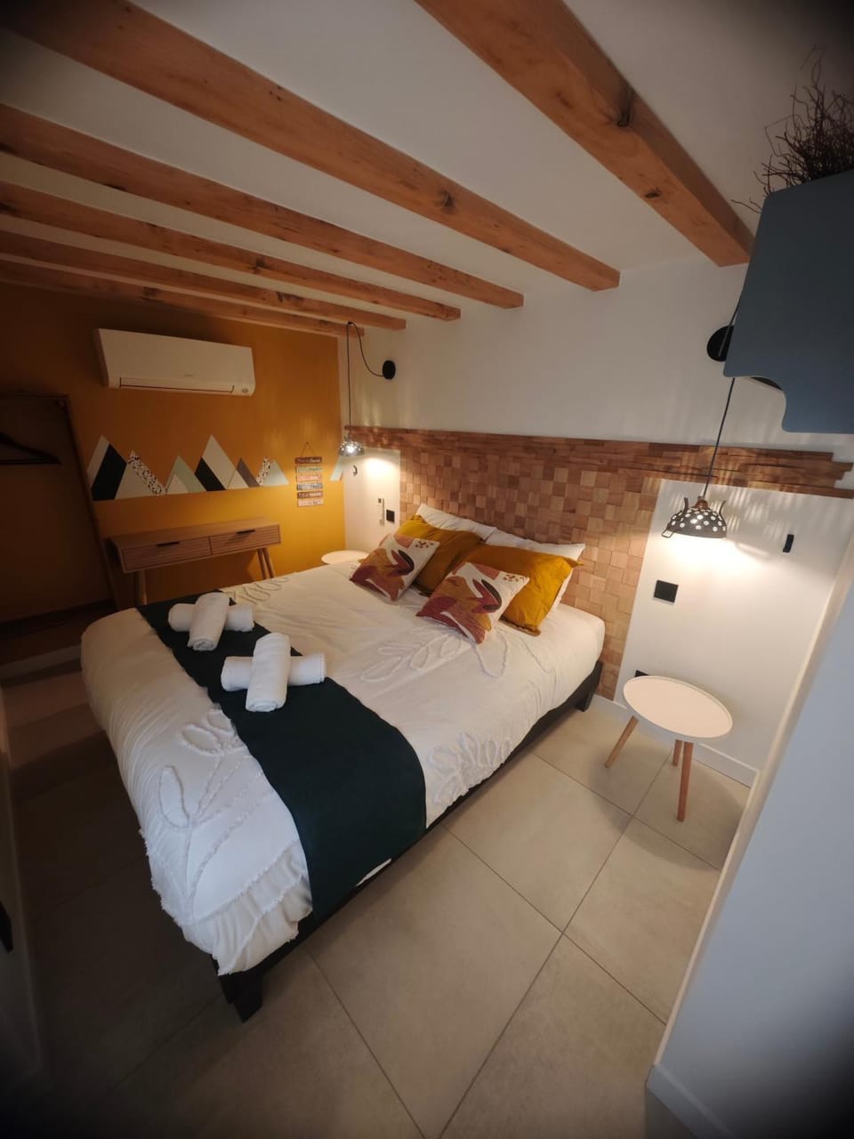 Photo of the whole room, Bedroom