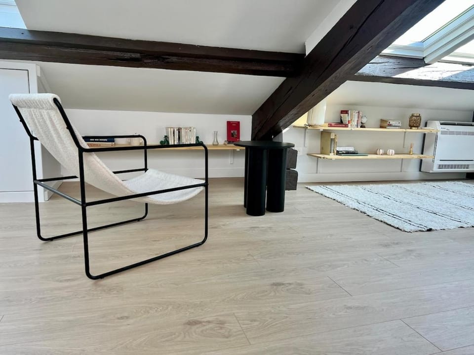 T2 sous les toits, entre gare et centre-ville, Grands buffets Apartment in Narbonne