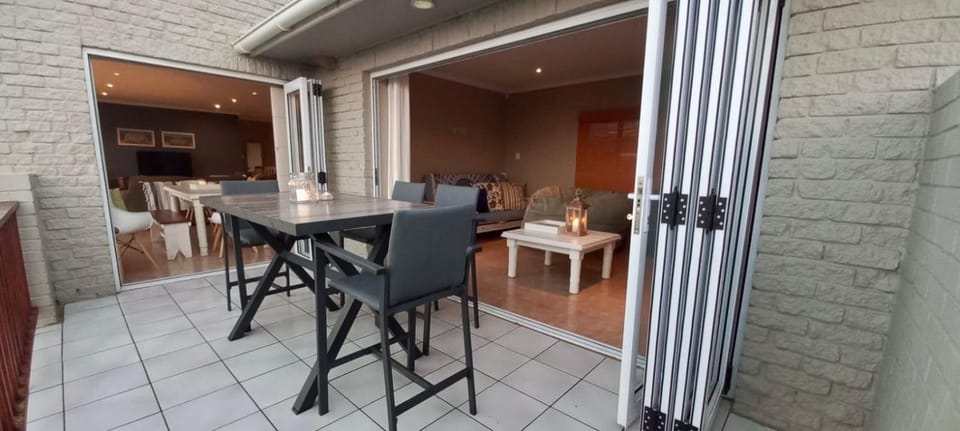 View (from property/room), Balcony/Terrace, Dining area