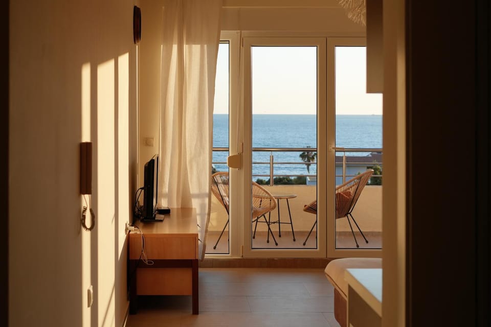 Communal lounge/ TV room, Balcony/Terrace
