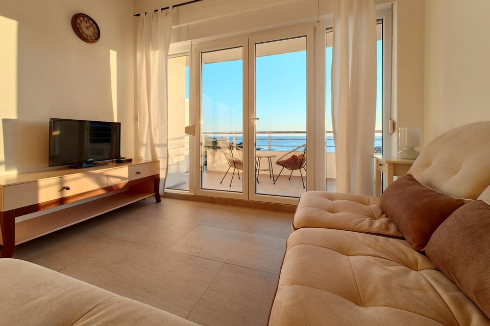 Communal lounge/ TV room, Balcony/Terrace