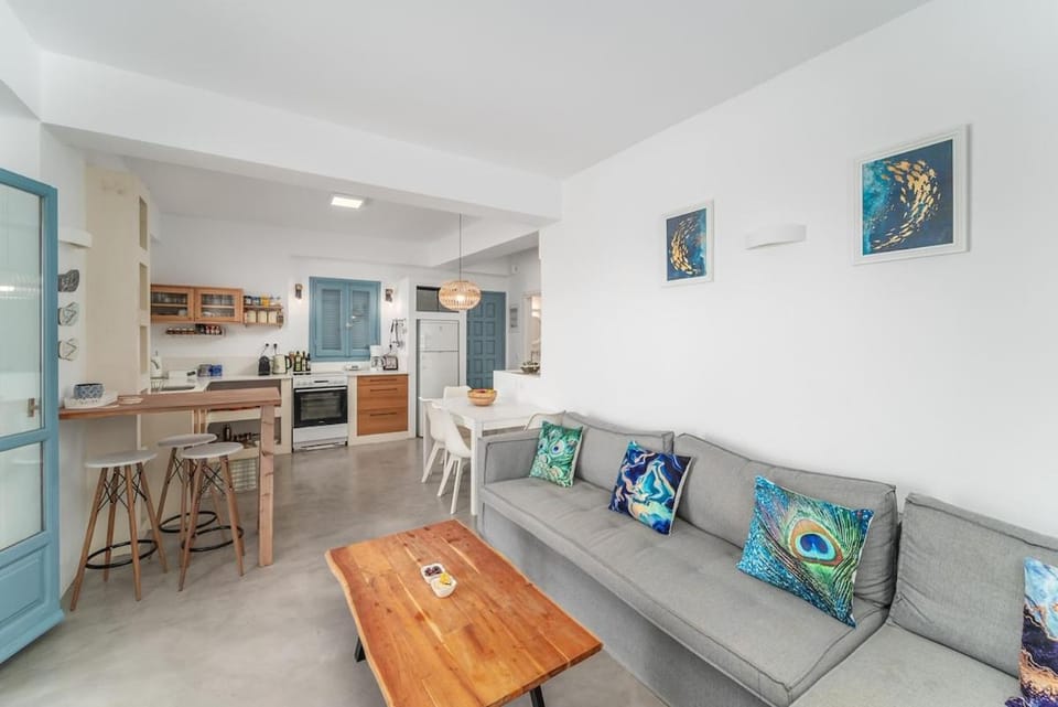 Kitchen or kitchenette, Living room, Seating area