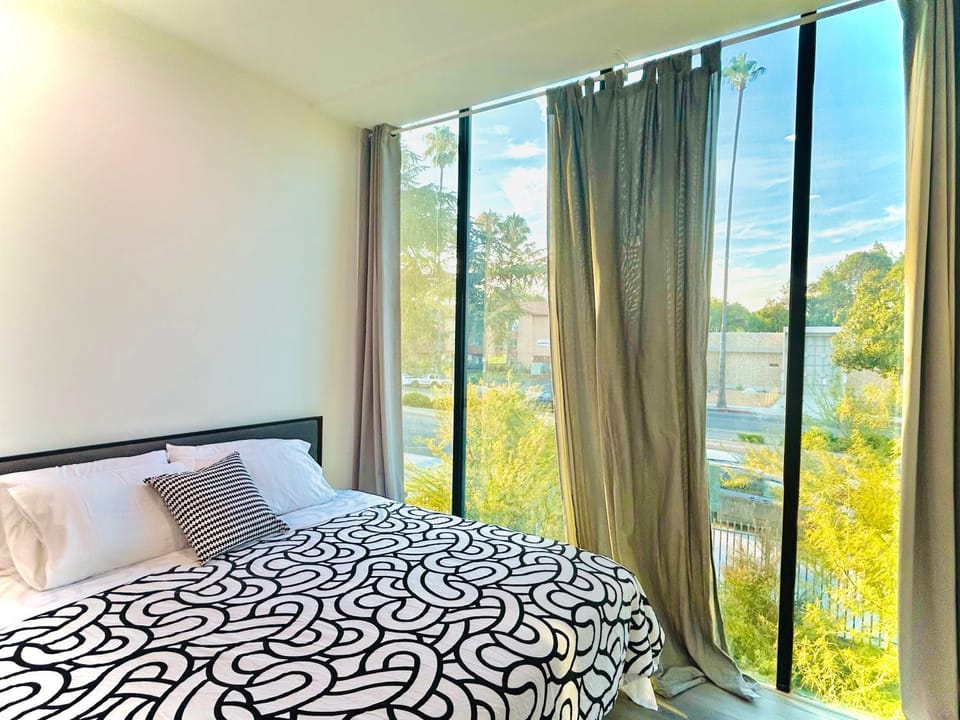 LA Modern Street View Glass Window 2BR Apartment in Van Nuys
