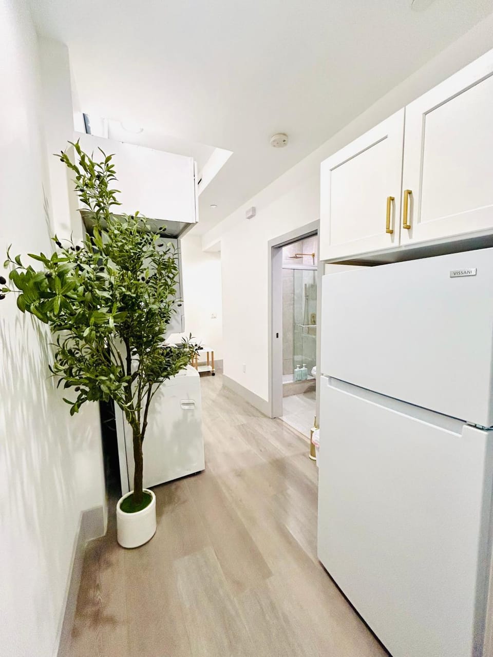 LA Modern Street View Glass Window 2BR Apartment in Van Nuys