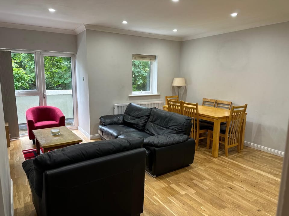 Modern 3 Bedroom Townhouse close to Galway City Centre & Salthill Apartment in Galway