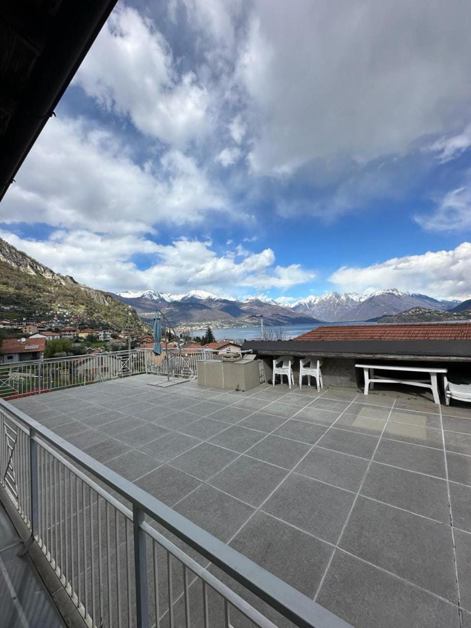 Property building, Natural landscape, Balcony/Terrace, Balcony/Terrace, Lake view, Mountain view