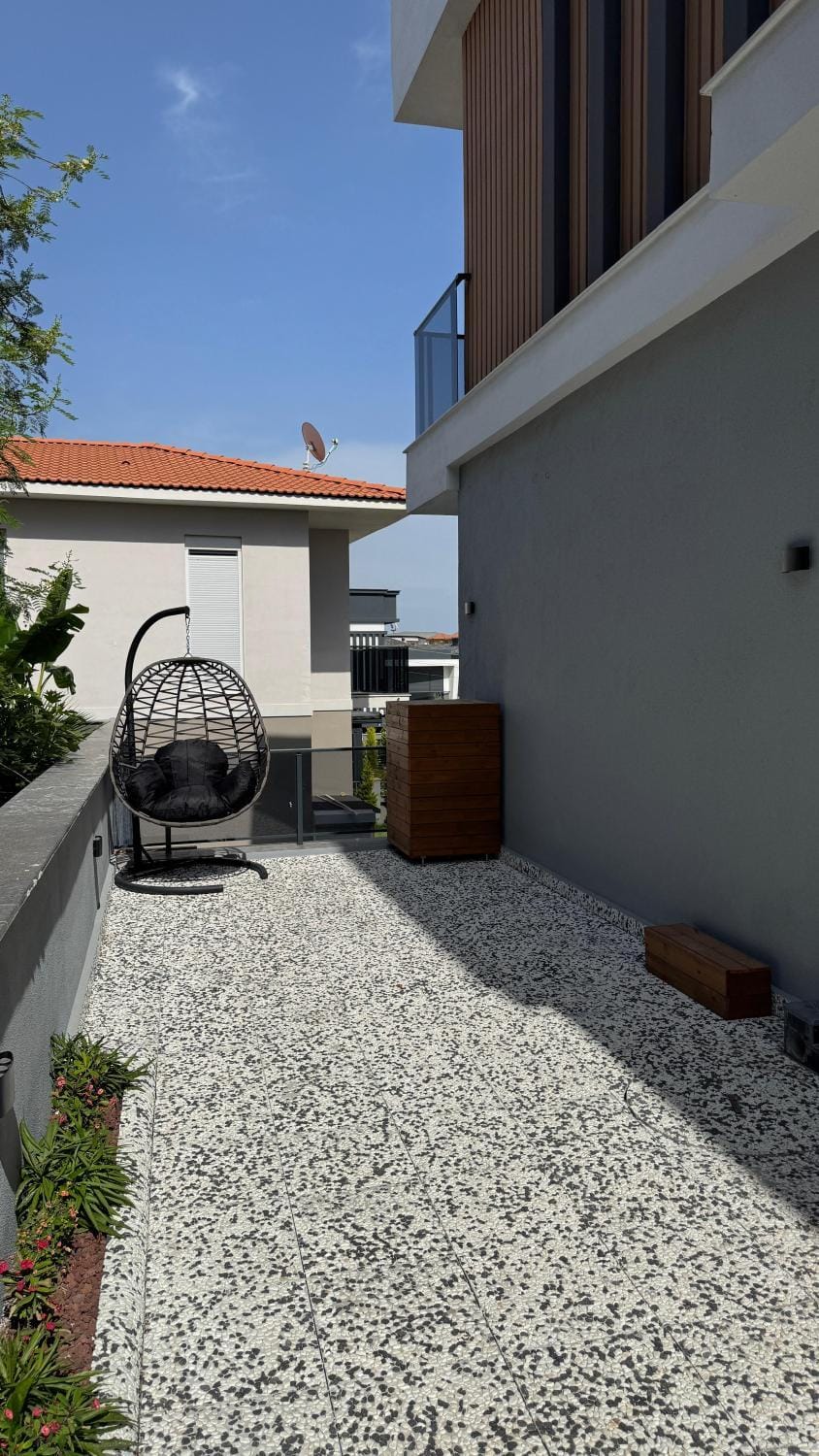 Property building, Patio, Facade/entrance, Day, Garden