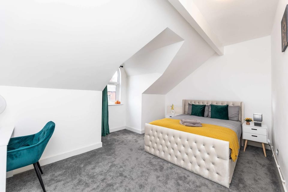 5-Bed Property Near Leeds City Center House in Leeds