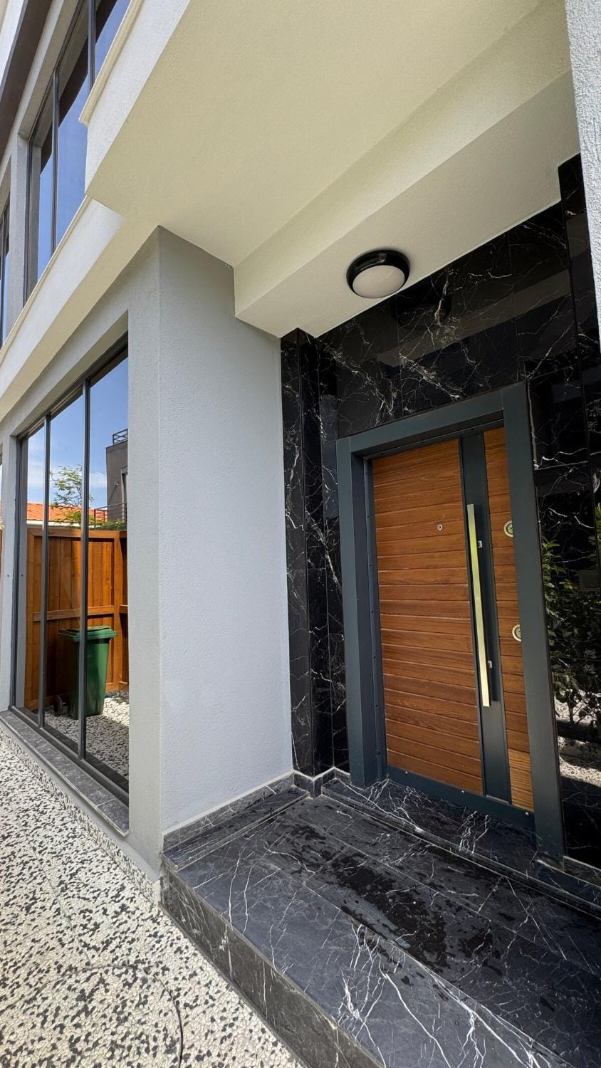Property building, Facade/entrance, Day