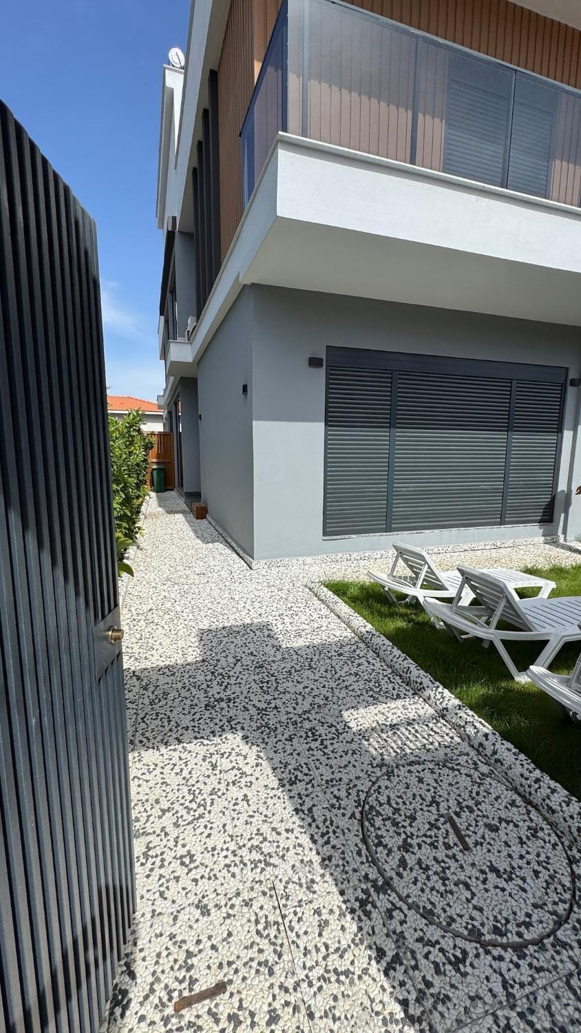 Facade/entrance, Garden