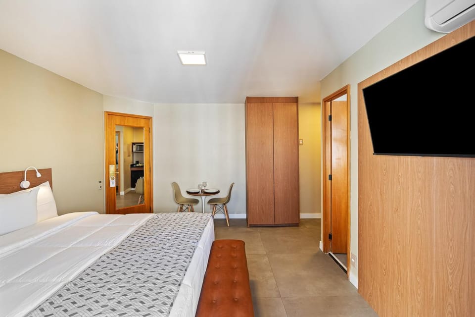 Bed, TV and multimedia, Photo of the whole room, Bedroom, wardrobe, air conditioner