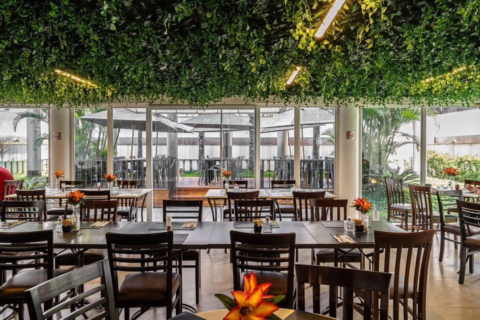 Restaurant/places to eat, Banquet/Function facilities, Seating area