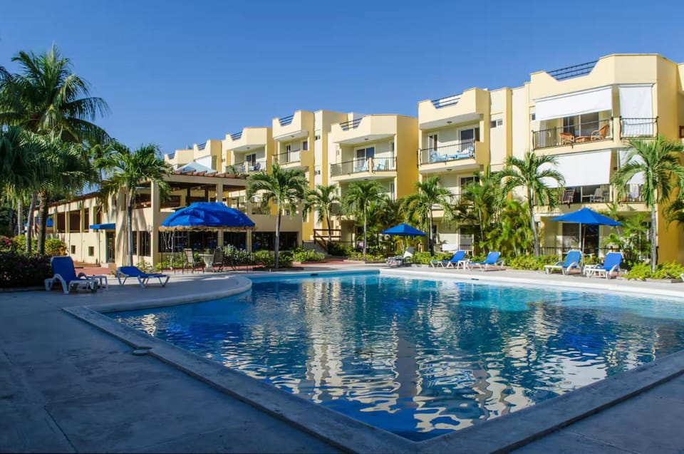 Pool view, Swimming pool, sunbed