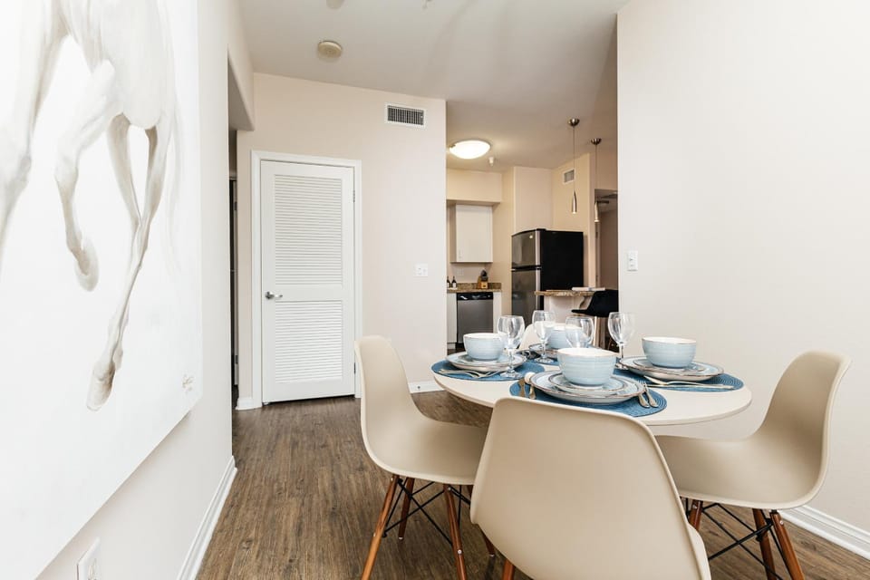 TV and multimedia, Kitchen or kitchenette, Living room, Seating area, Dining area, air conditioner