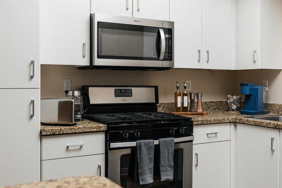 Coffee/tea facilities, Kitchen or kitchenette, dishwasher, oven, stove, toaster