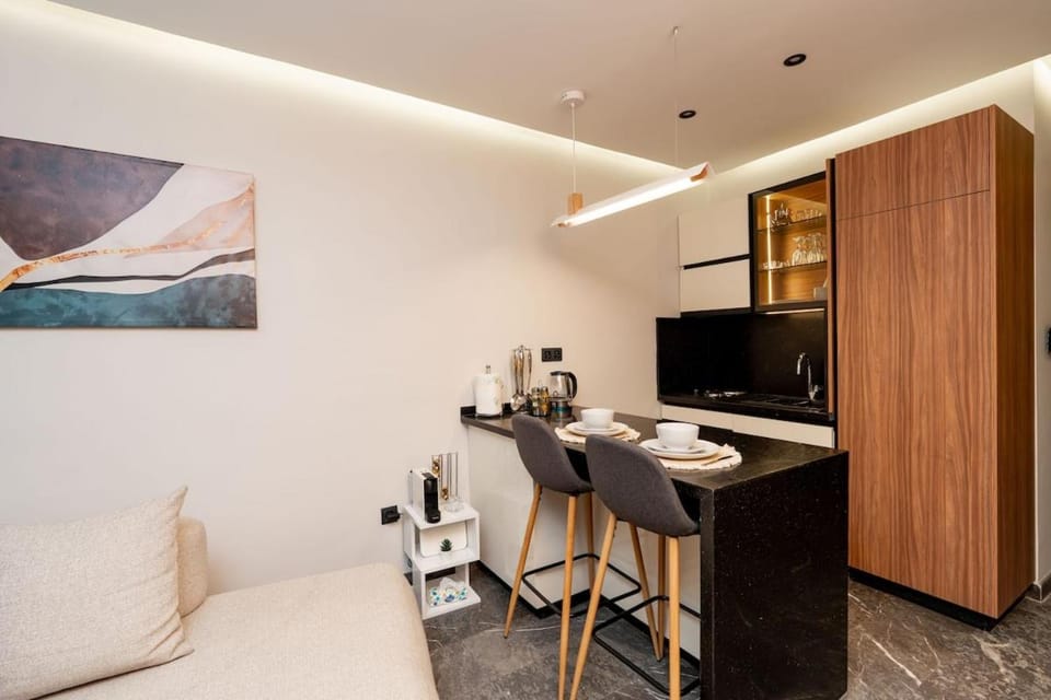 Coffee/tea facilities, Kitchen or kitchenette, Dining area, oven, stove