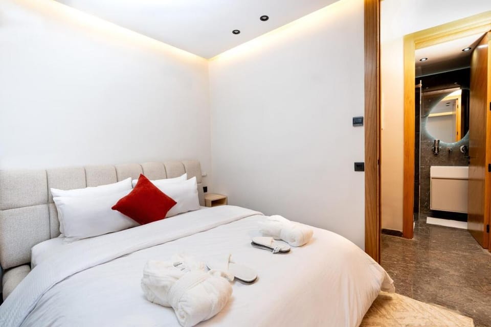 Bed, Photo of the whole room, Bedroom, towels