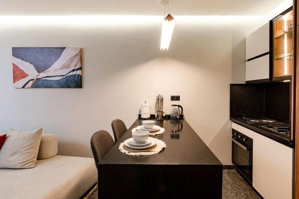 Coffee/tea facilities, Kitchen or kitchenette, Dining area, oven, stove