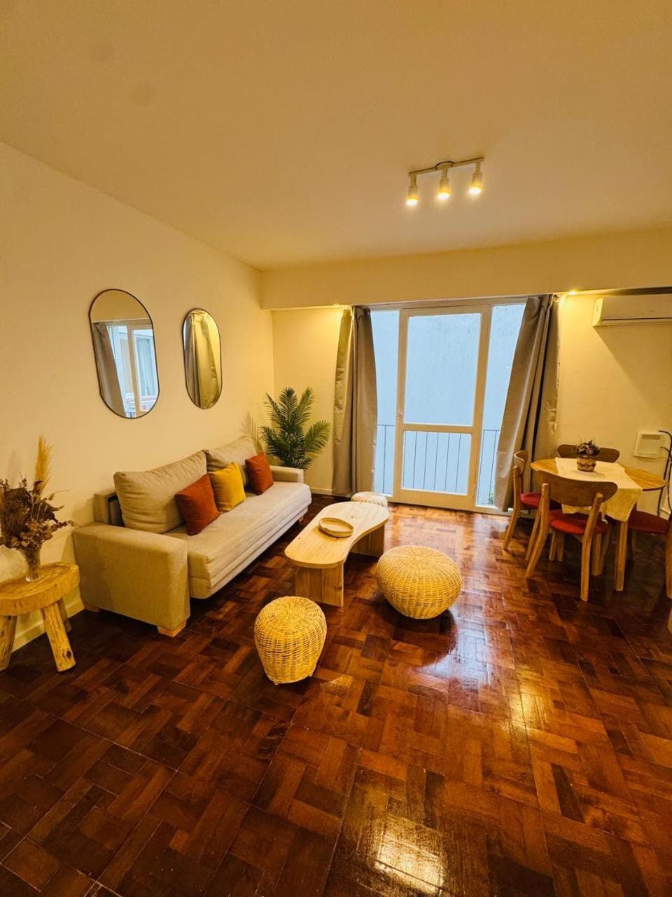Living room, Seating area, Dining area, Breakfast