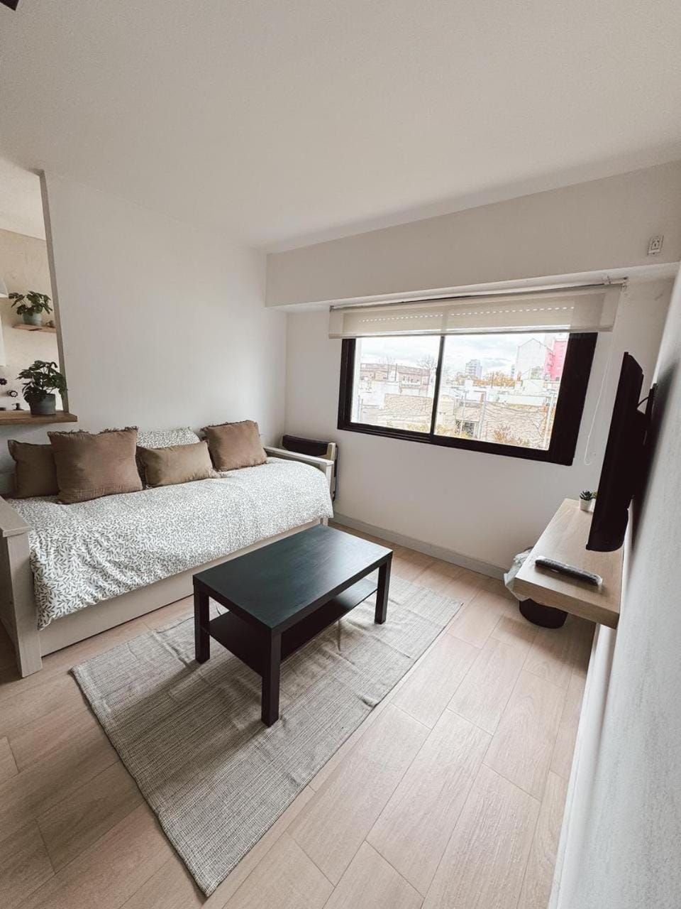 Bed, TV and multimedia, Living room