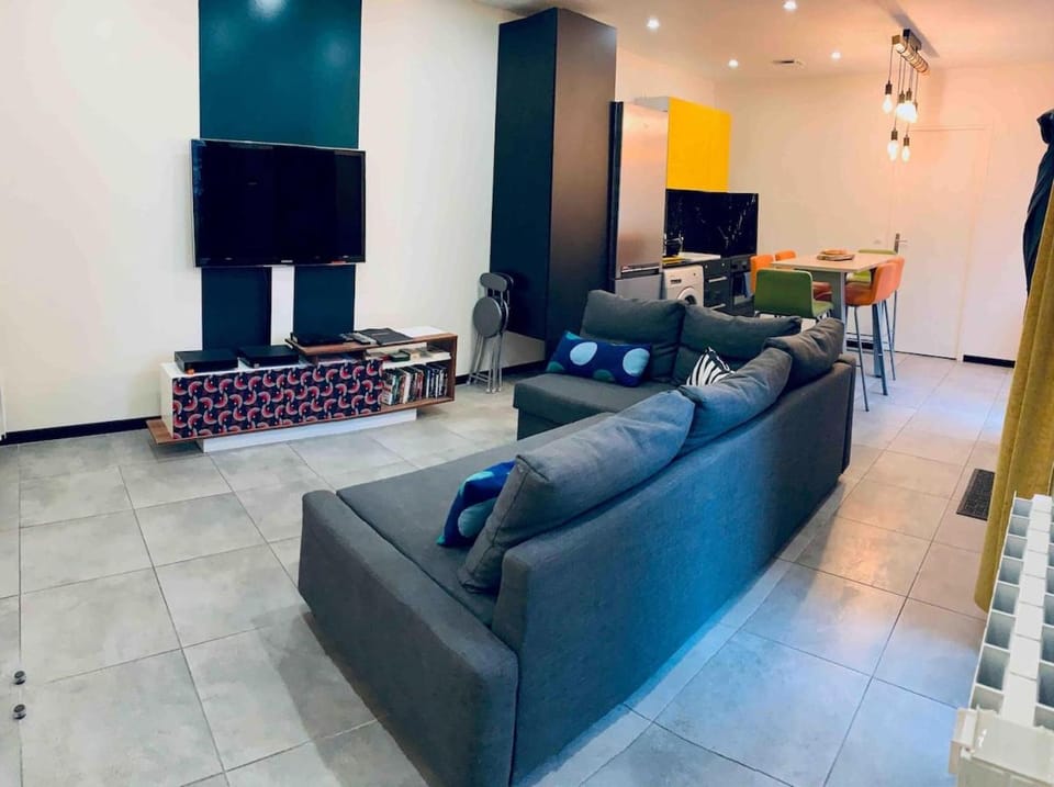 Contemporary house stadium of france Villa in Saint-Denis, France