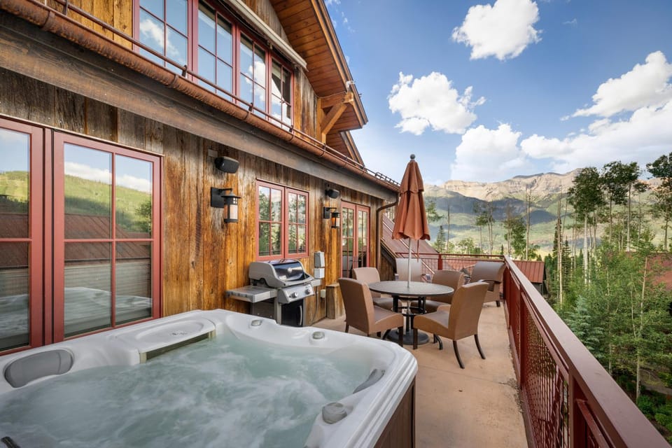 Patio, Natural landscape, Hot Tub, View (from property/room), Balcony/Terrace, Seating area, Mountain view