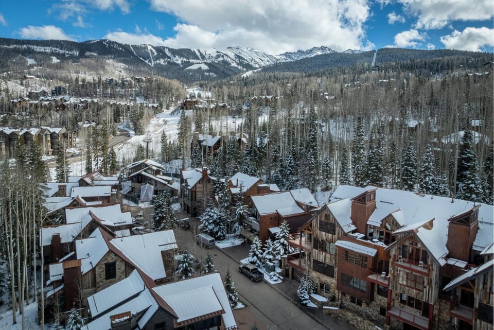 Property building, Neighbourhood, Skiing, Skiing