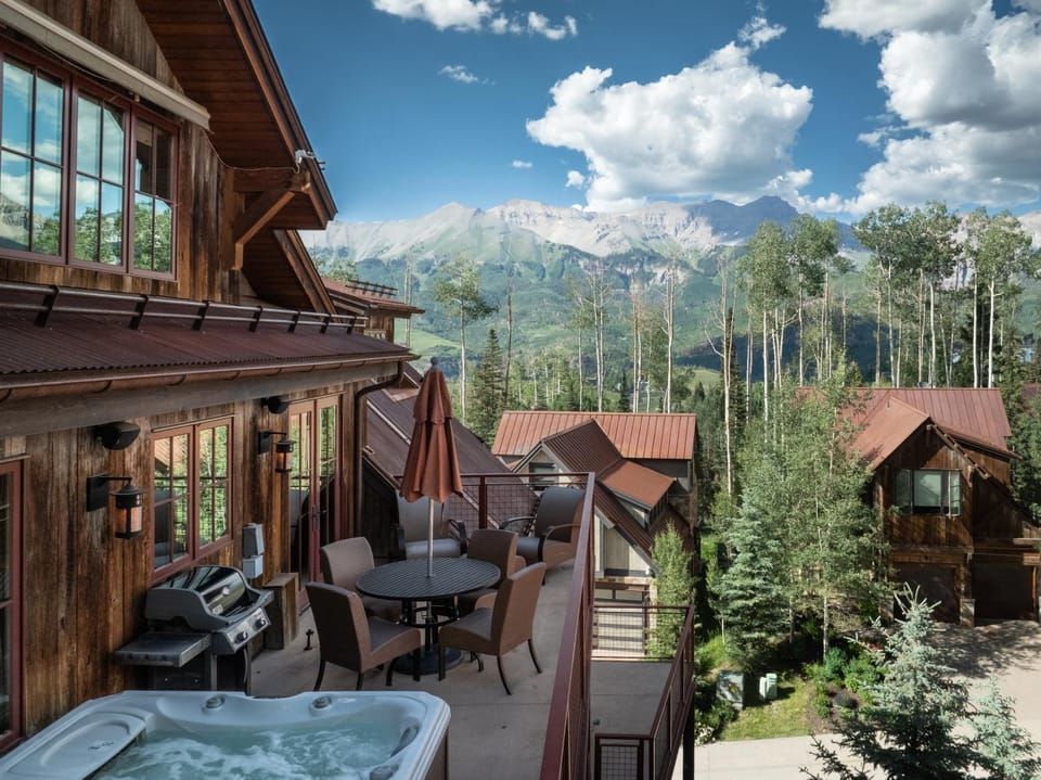 Property building, Patio, Natural landscape, View (from property/room), Balcony/Terrace, Mountain view