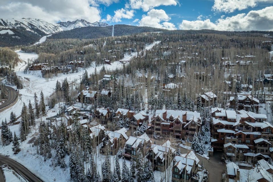 Property building, Neighbourhood, Skiing, Skiing