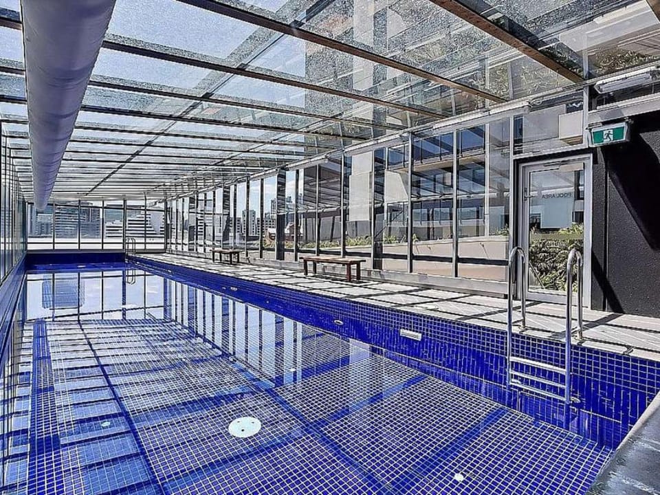Walk to Crown 2BR with Balcony, Pool, Gym and Parking Apartment in Southbank
