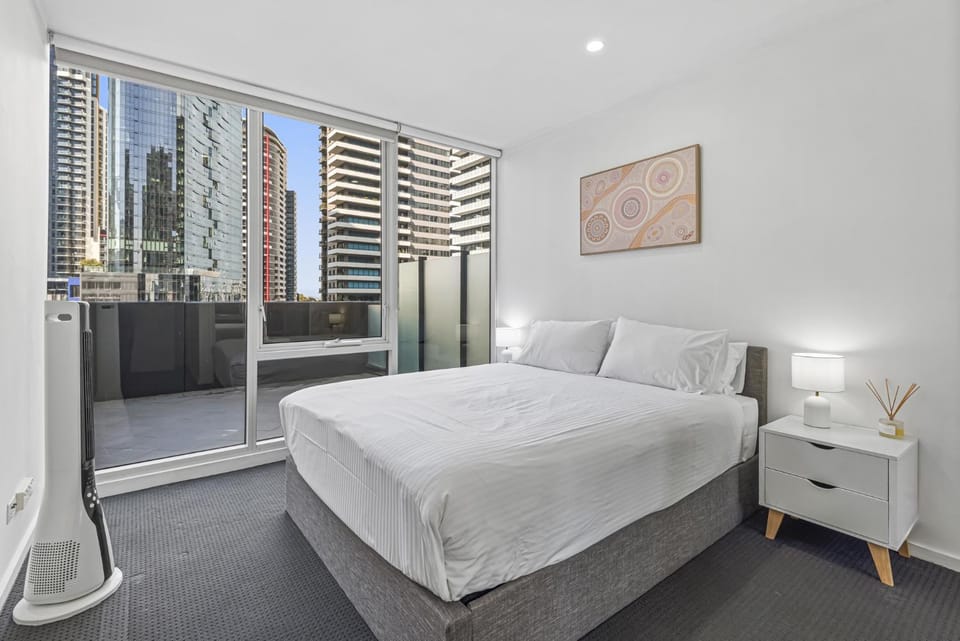 Walk to Crown 2BR with Balcony, Pool, Gym and Parking Apartment in Southbank