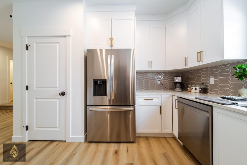 FreshModernWEMGarageKingBed House in Edmonton