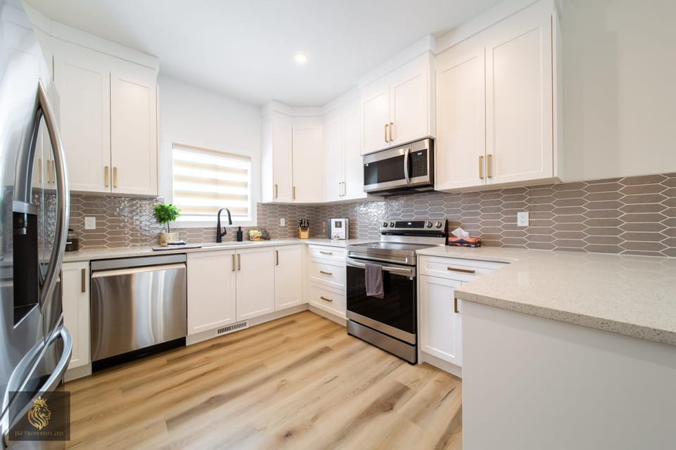 FreshModernWEMGarageKingBed House in Edmonton