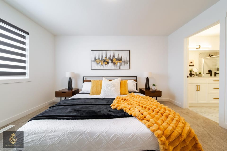 FreshModernWEMGarageKingBed House in Edmonton