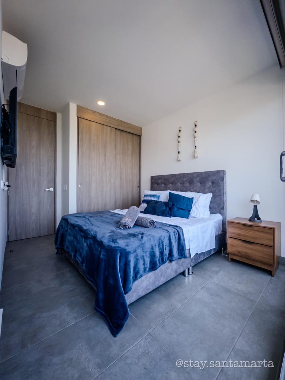 Bed, TV and multimedia, Photo of the whole room, Bedroom, Pool view, Sea view, towels, wardrobe, air conditioner