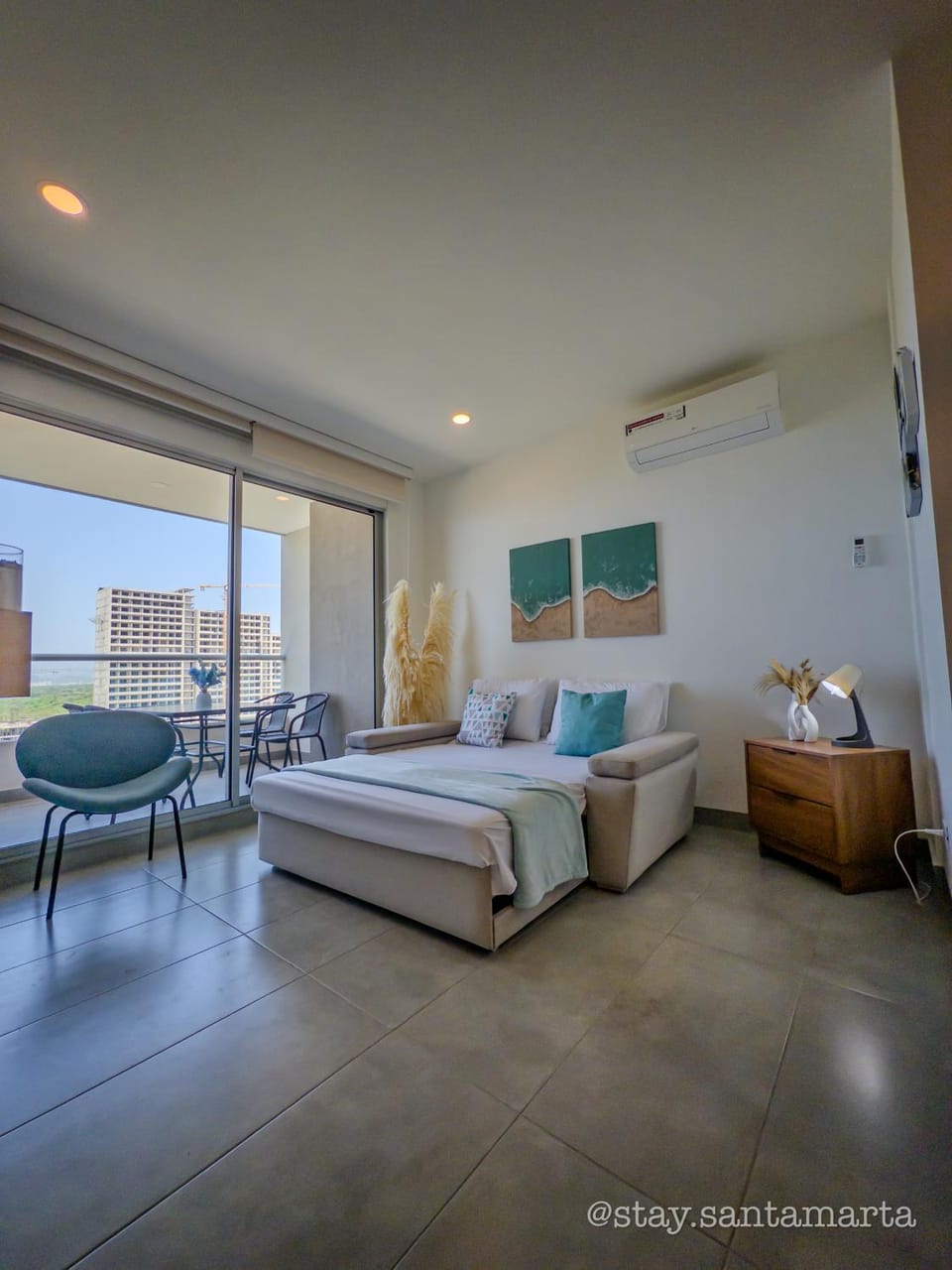 Living room, Photo of the whole room, Bedroom, Pool view, Sea view, sunbed, towels