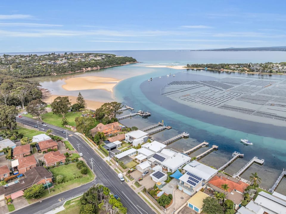 Lake Front - Outdoor Hot tub House in Merimbula