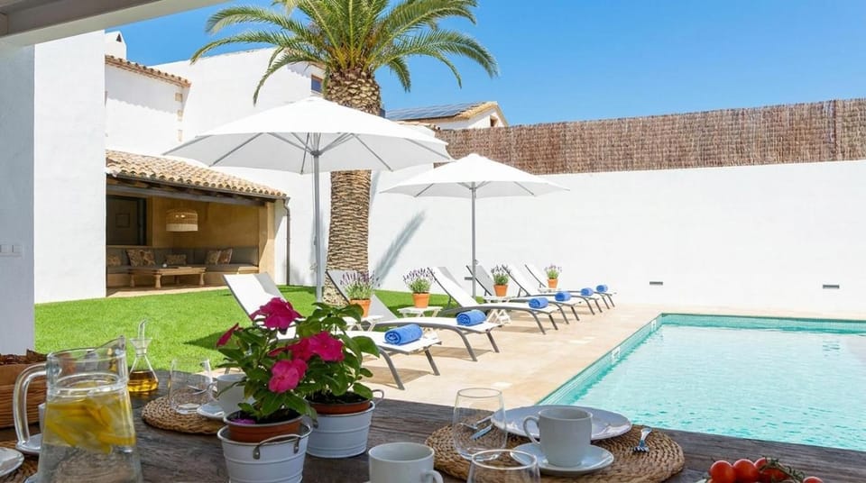 Masia La Morera autenticidad renovada 100 porcien a 10 minutos de Sitges en coche 12 huespedes Piscina Aire Aconc 6 Suites Apertura 15 Julio 2025 Villa in Garraf