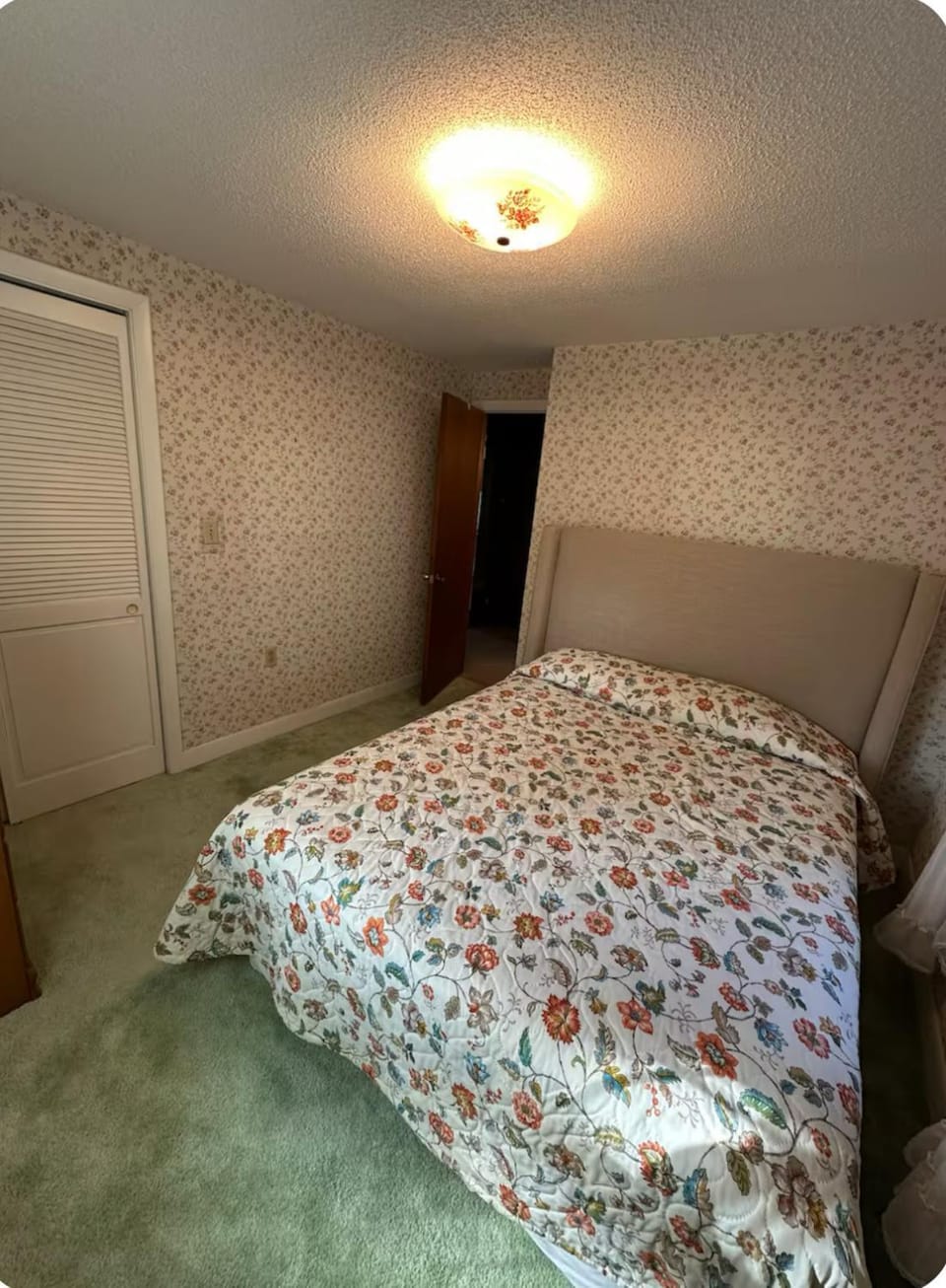 Charming & Cozy Lakefront Home - Private Beach! House in Gray