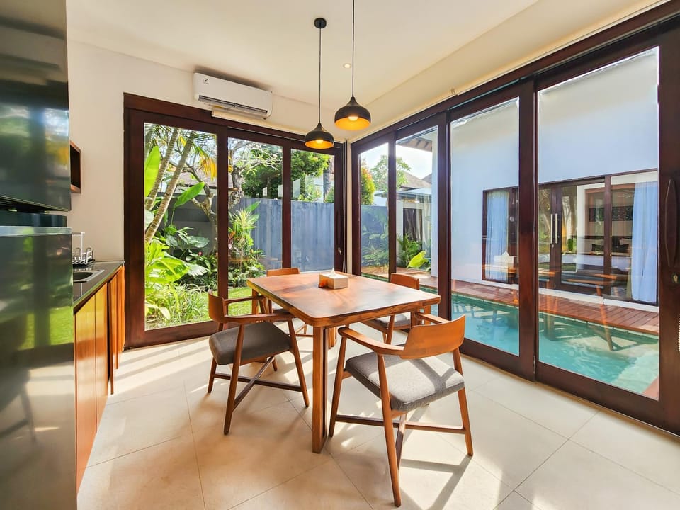 Dining area, Pool view