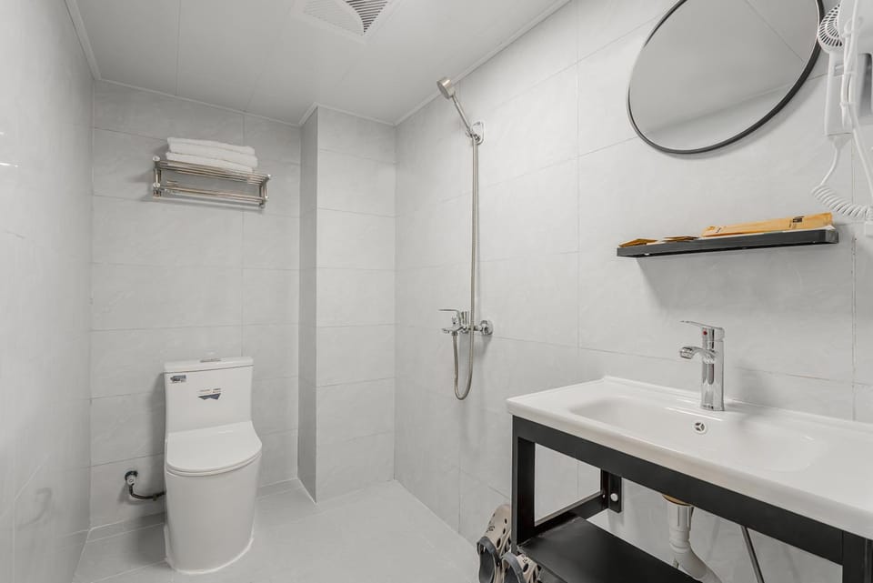 Shower, Toilet, Bathroom, towels